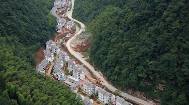 投資建成的黃荊鄉易地扶貧搬遷示范點項目